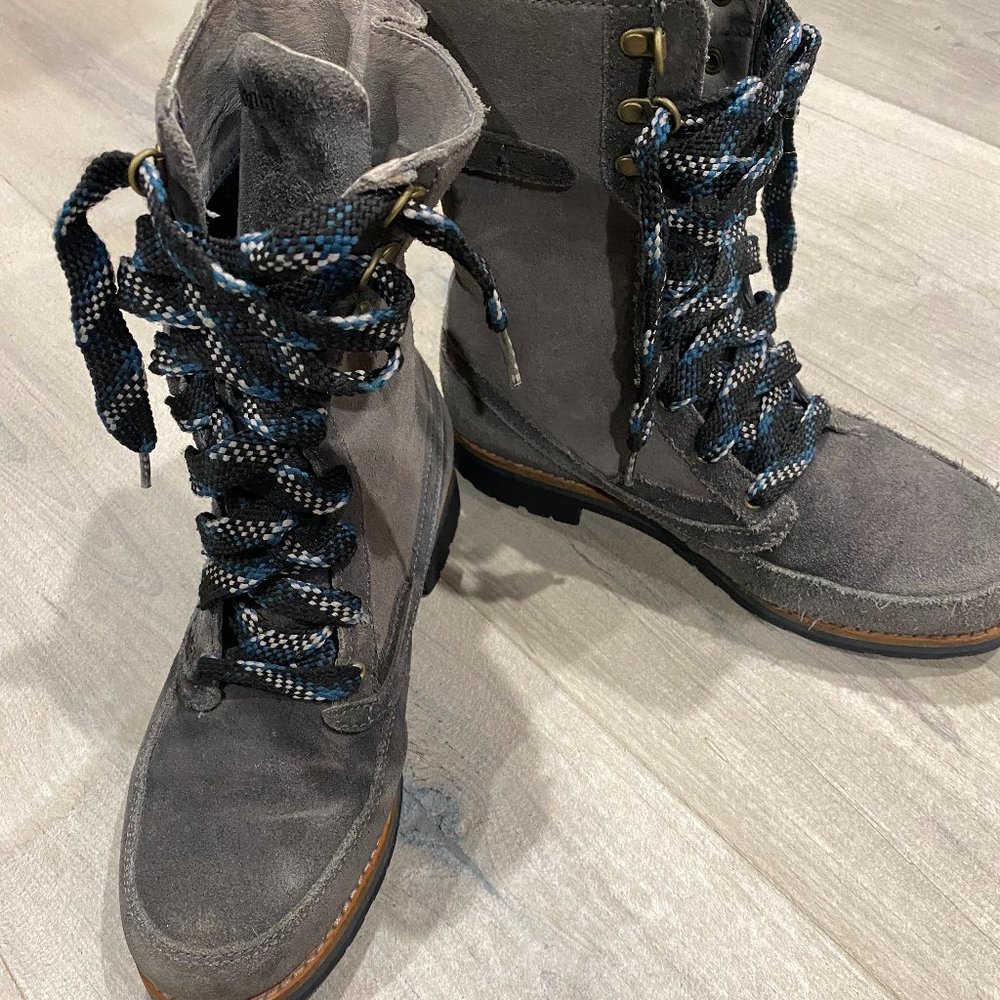 Patagonia Womens black leather waterproof boots Vibram soles